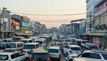 Жители Мьянмы спешат заправиться в тайском пограничном городке