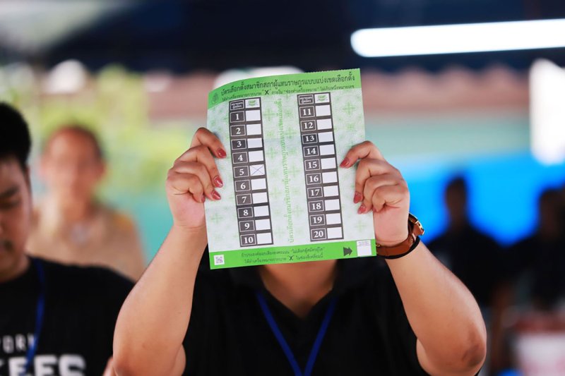 Избиратели разделились, едва ли большинство хотят приостановить формирование коалиции, показывают данные опроса