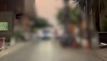 Иностранец снят бегущим голым по дороге пляжа Паттайя