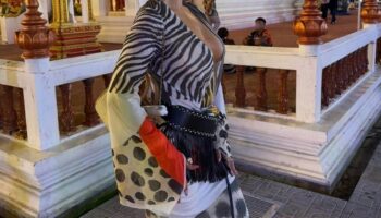 Иностранная пара вызывает дебаты с фотографией поцелуя в храме Пхукета