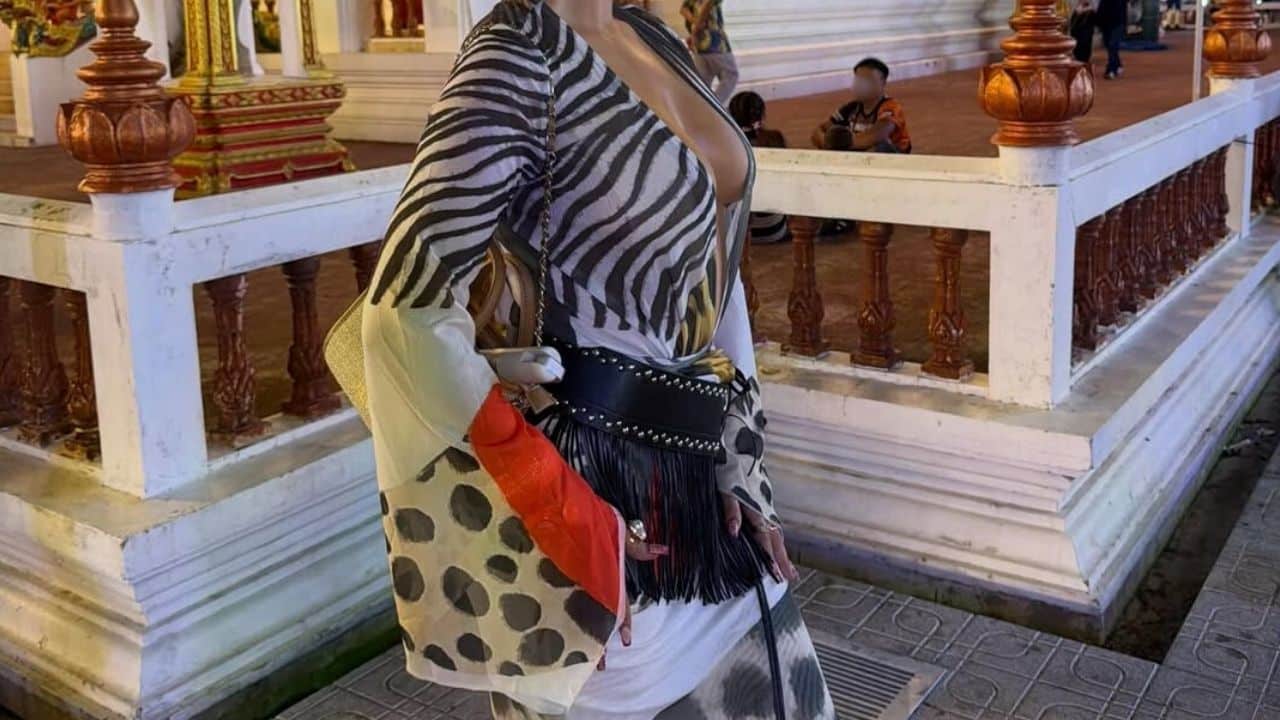 Иностранная пара вызывает дебаты с фотографией поцелуя в храме Пхукета