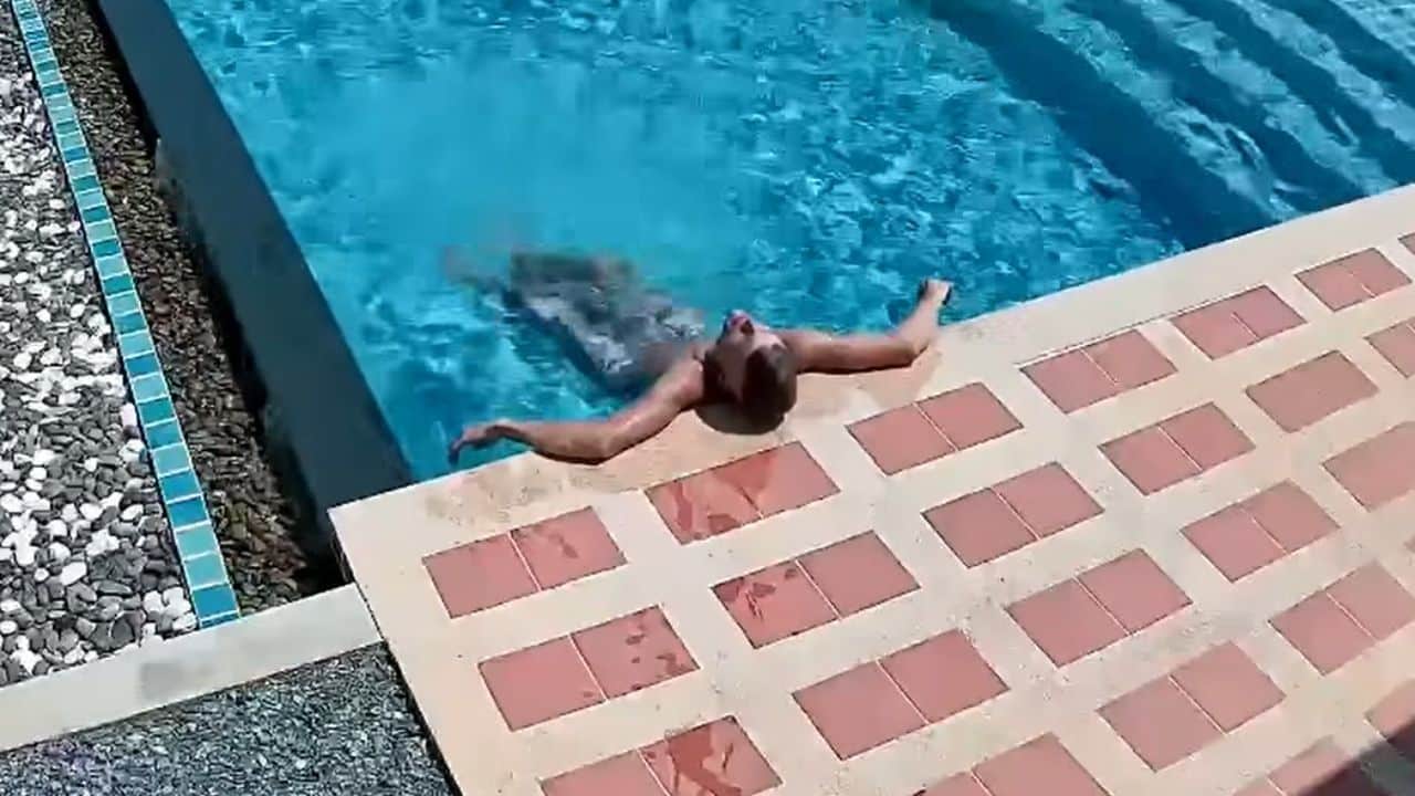 Иностранная пара пробирается в ресторан на Пхукете, чтобы поплавать и покурить каннабис