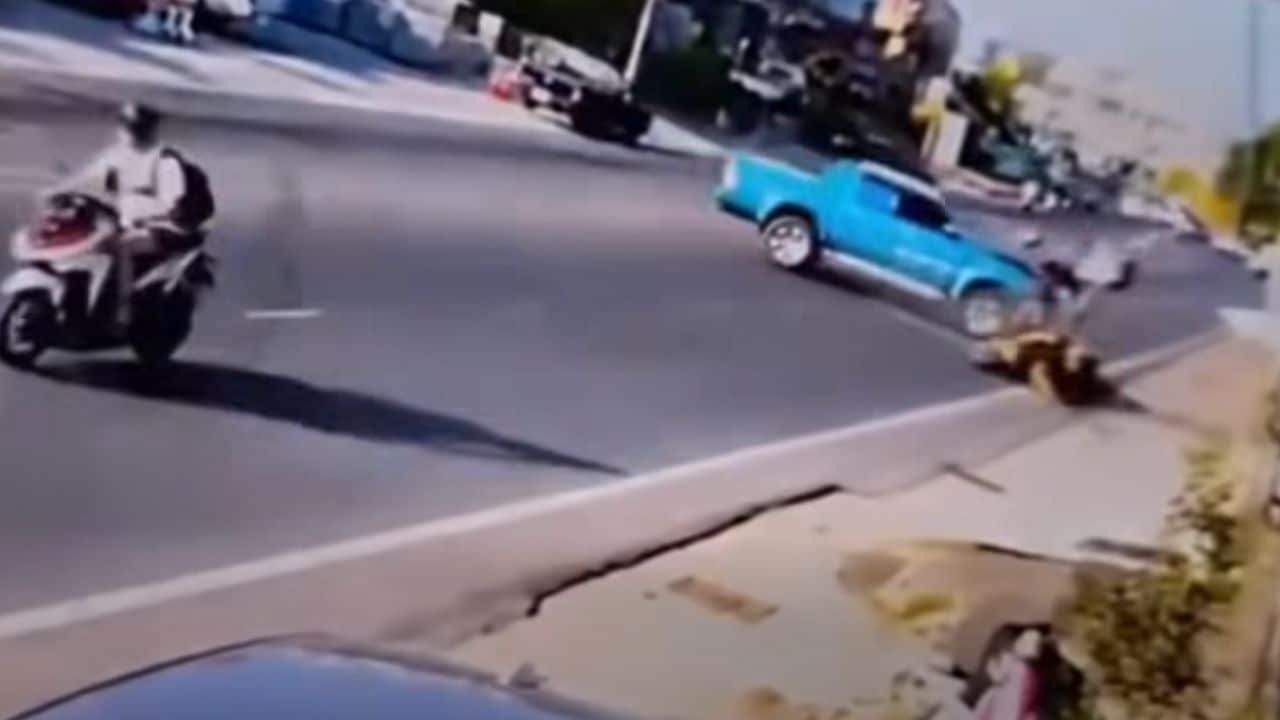 Иностранный водитель пикапа насмерть сбил тайского мотоциклиста на дороге Пхукета