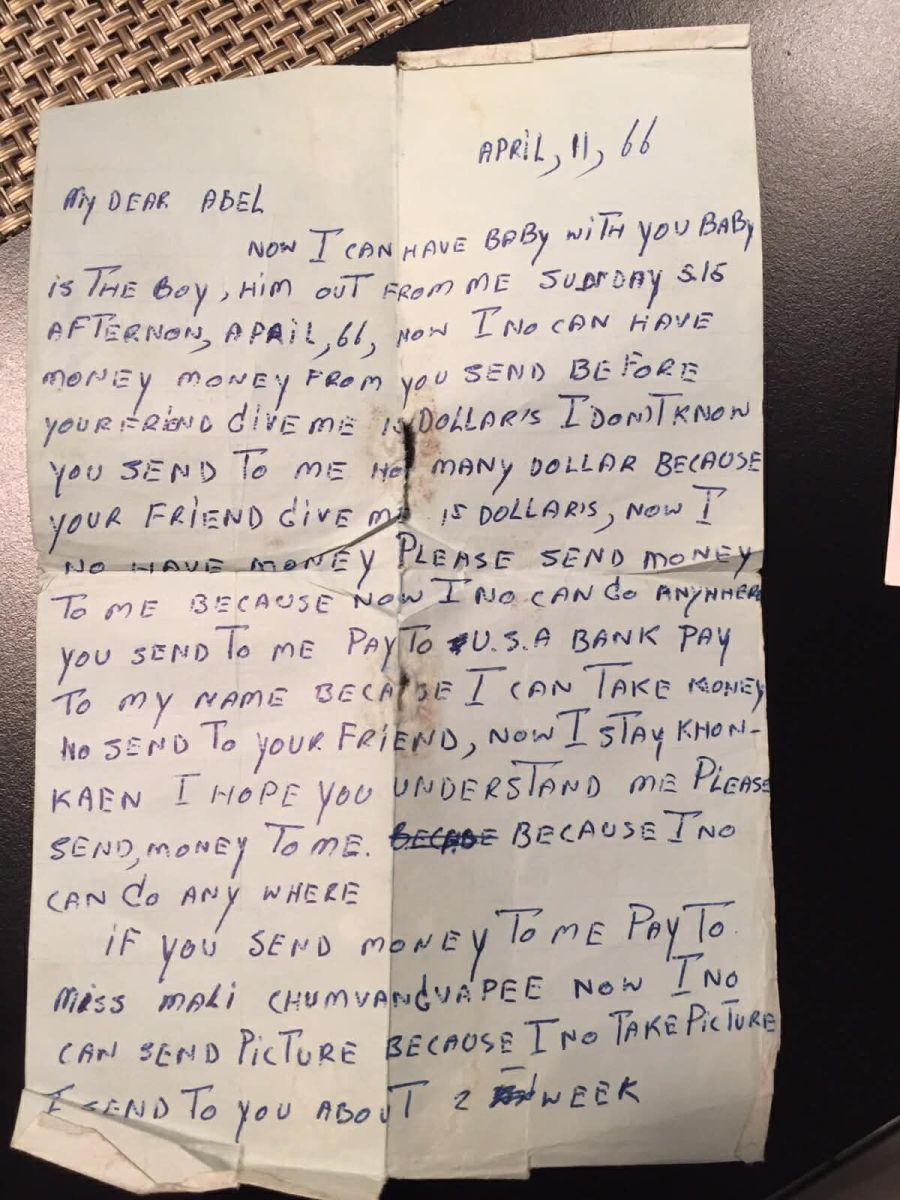 Иностранный мужчина ищет тайскую жену и сына с помощью старого письма и фотографий.