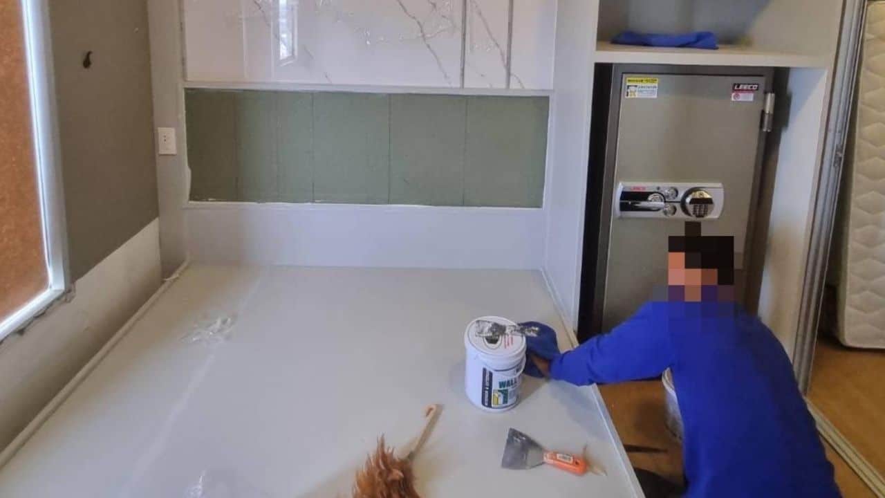 Инфлюенсер задает вопросы о безопасности кондоминиума после исчезновения тяжелого сейфа с золотым слитком