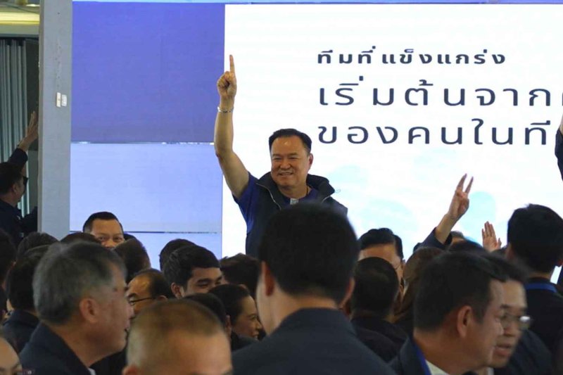 Клатам, демократ исключённый из коалиции