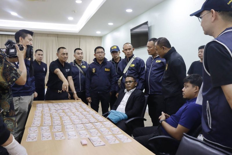 Контрактор арестован за притворство антикоррупционным посредником