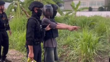 Лаосский подозреваемый рассказывает полиции о жестоком убийстве