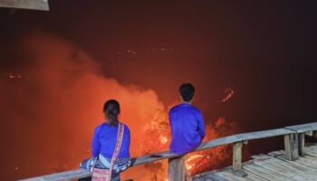 Лесной пожар превращает живописное «море тумана» в «море пламени»