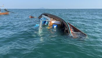 Лодка с туристами перевернулась в заливе Пханг-Нга