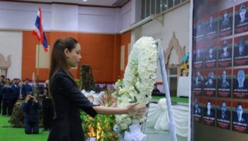 Министр культуры отдает дань уважения 42 павшим солдатам за жертву служения Таиланду