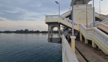 Молодая школьная учительница спрыгнула с моста Сарасин