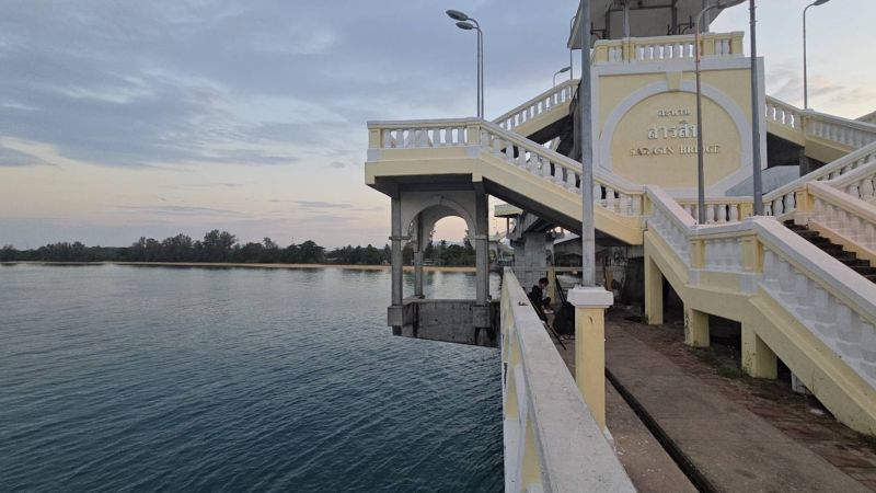 Молодая школьная учительница спрыгнула с моста Сарасин