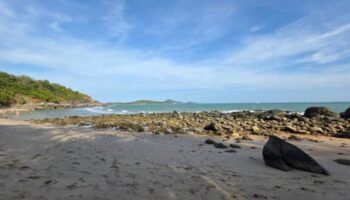 Нагие загорающие вызывают волну обсуждений в Пхукете