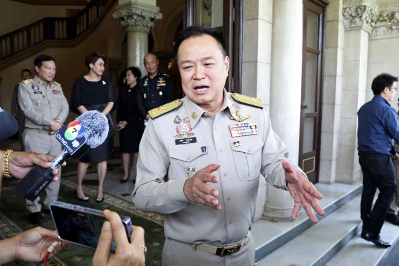 Новый кабинет готов к королевскому одобрению