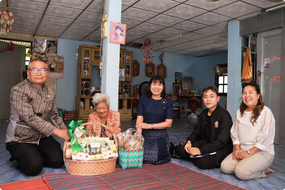 Официальные лица Након-Панома поддерживают семью члена экипажа тайского грузового судна, попавшего в инцидент рядом с Ормузским проливом.