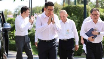 Официальные лица правительства обязаны работать из дома, приостановить зарубежные поездки