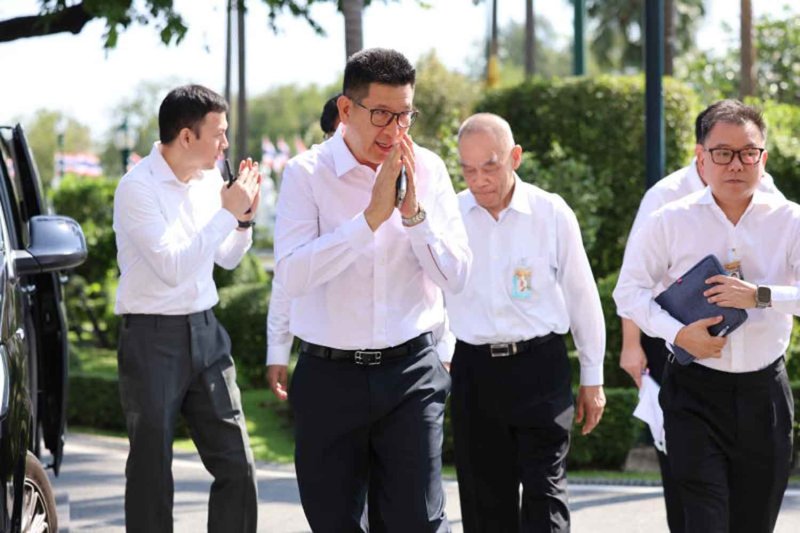 Официальные лица правительства обязаны работать из дома, приостановить зарубежные поездки