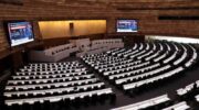 Парламент вновь открывается с короткой церемонией