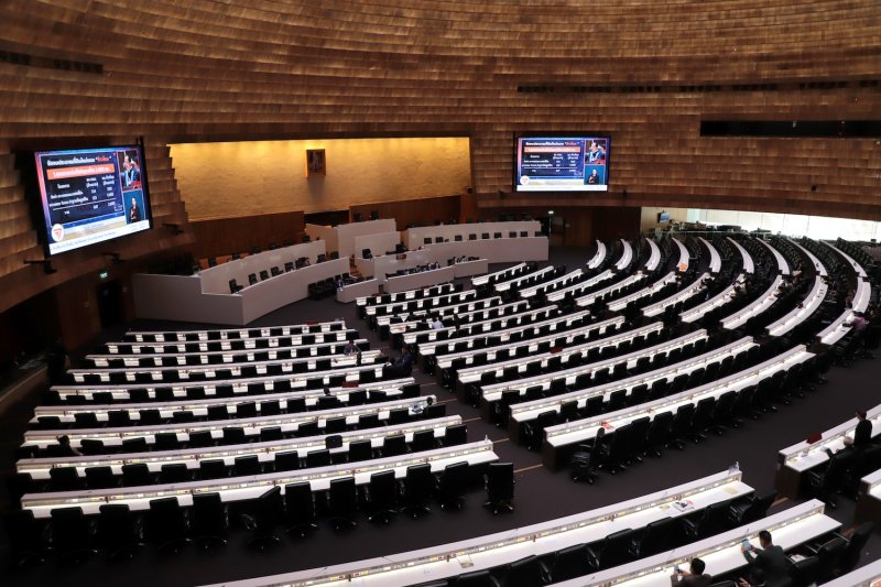 Парламент вновь открывается с короткой церемонией