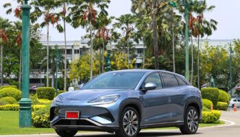 ПМ Анутин отказывается от кортежа в пользу электромобиля на фоне роста цен на топливо и нарастающего энергетического давления