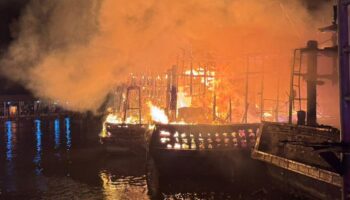 Пожар уничтожил 8 рыбачьих лодок в Након Си Тамарате