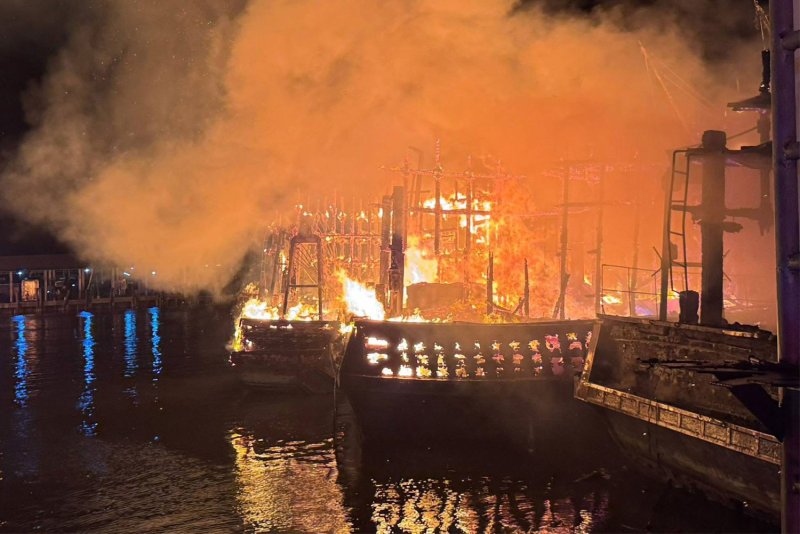 Пожар уничтожил 8 рыбачьих лодок в Након Си Тамарате