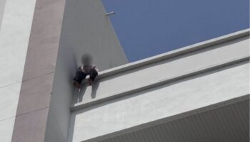 Полицейские учения становятся реальным спасением, когда мужчина забирается на крышу больницы