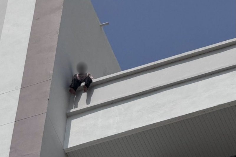 Полицейские учения становятся реальным спасением, когда мужчина забирается на крышу больницы