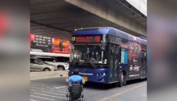 Пользователь инвалидной коляски блокирует автобус в Бангкоке, чтобы потребовать право на поездку