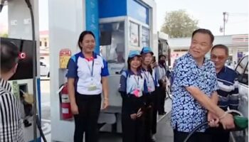 Премьер-министр совершил неожиданный визит на бензоколонку в Исане