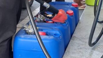 Премьер-министр Тайланда отдал приказ о действиях по всей стране после того, как была обнаружена заначка топлива объемом 330,000 литров