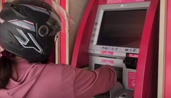 Психически больная и голодающая девушка вырывает деньги у жертвы в банкомате в Буриране