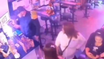 Работник бара в Паттайе сообщает, что иностранный мужчина украл мобильный телефон с прикассовой стойки.