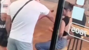 Русский мужчина лапает тайского татуировщика возле студии в Паттайе