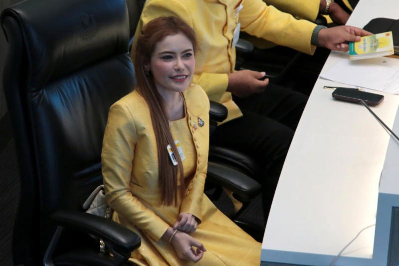 Суд запретил Сен Кескамол за ложные заявления о «профессоре»