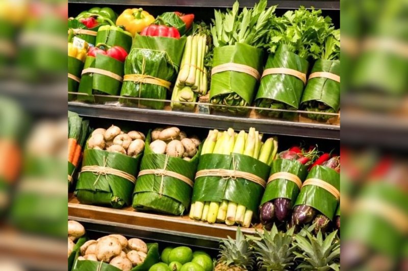 Супермаркет в Чианг Мае использует банановые листья в качестве упаковки