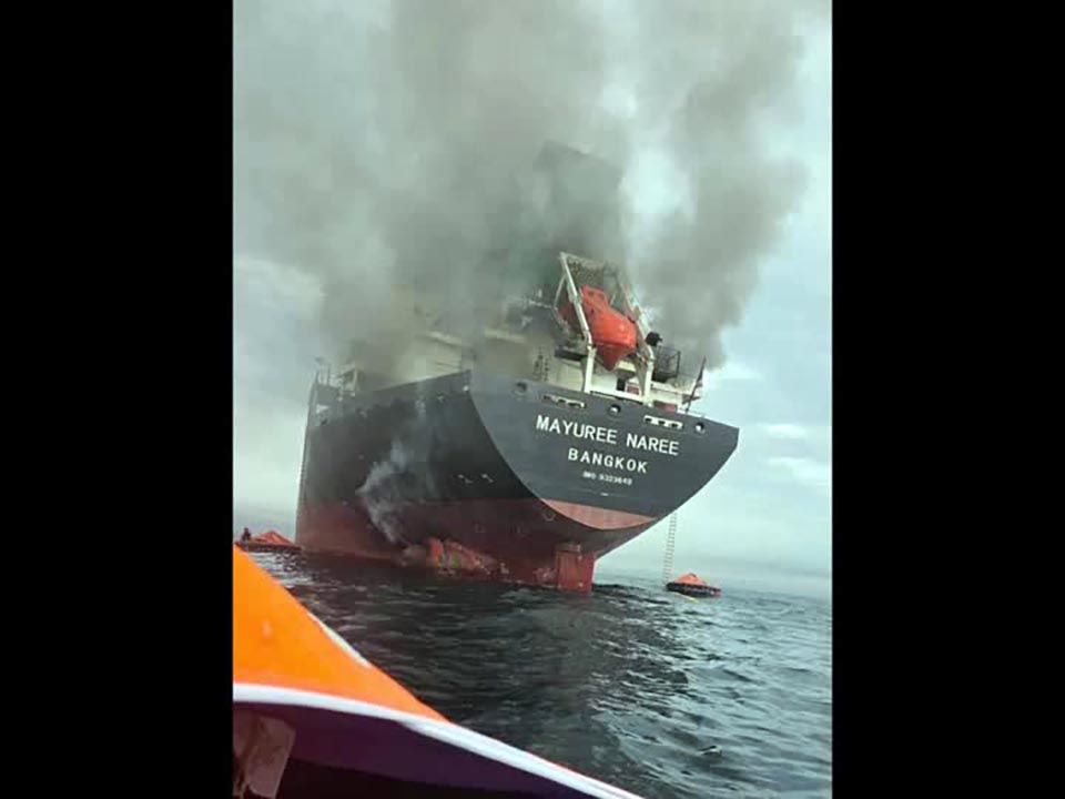 Тайланд протестует против нападения на судно в Ормузском проливе, так как трое моряков остаются пропавшими.