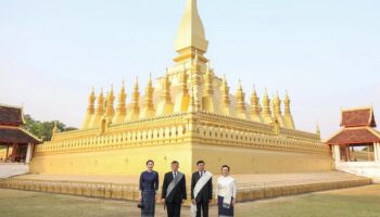 Тайский король и королева отдают дань уважения в Пха Тат Луанг во время официального визита в Лаос