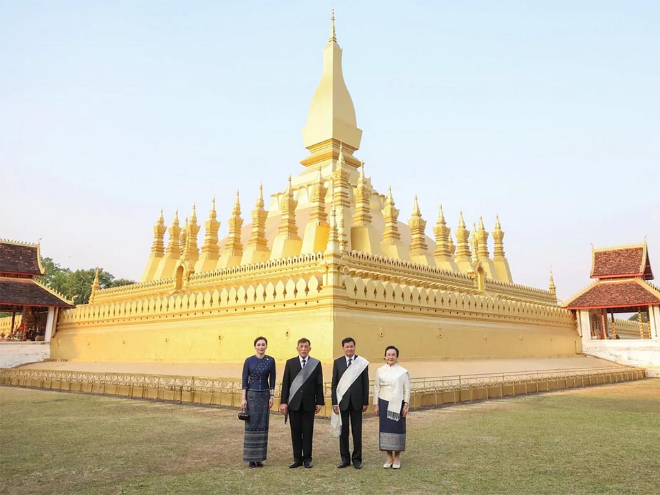 Тайский король и королева отдают дань уважения в Пха Тат Луанг во время официального визита в Лаос