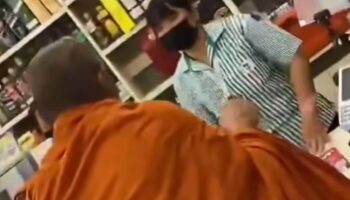 Тайский монах пытается купить пиво в магазине у дома, вызывая онлайн-возмущение.