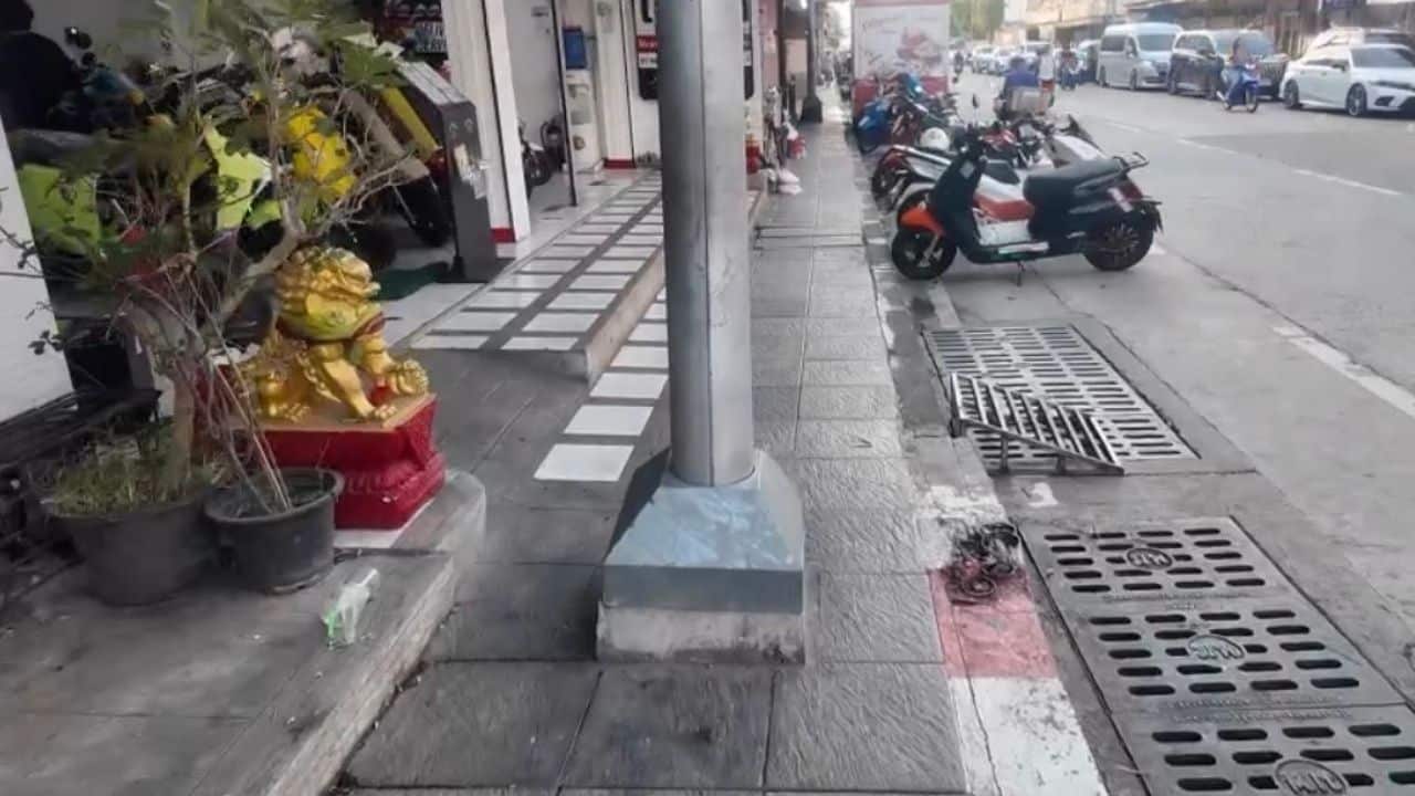 Таксист в Паттайе был отмечен похвалой после того, как помог иностранцу с ограниченными возможностями, заблокировавшему тротуар.