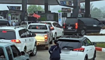 Топливная паника на границе Таиланда, так как автозаправочные станции Tak остаются без бензина, а автомобилисты стоят в очереди часами