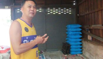 Трейдер жалуется на нехватку удобрений, но правительство говорит, что их достаточно