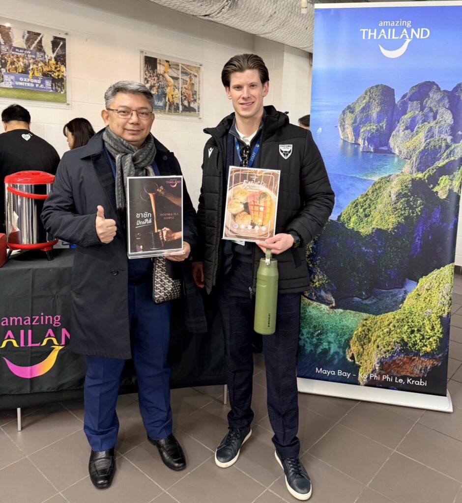 Туристический орган Таиланда и футбольный клуб Оксфорд Юнайтед демонстрируют тайскую культуру в Соединенном Королевстве