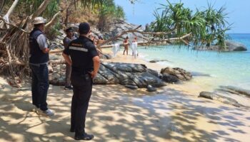 Туристы на «нудистском пляже» в Раваи получили предупреждение