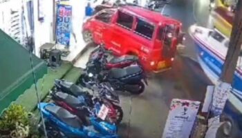 Тягущее судно врезается в тук-тук, заезжая в массажный салон