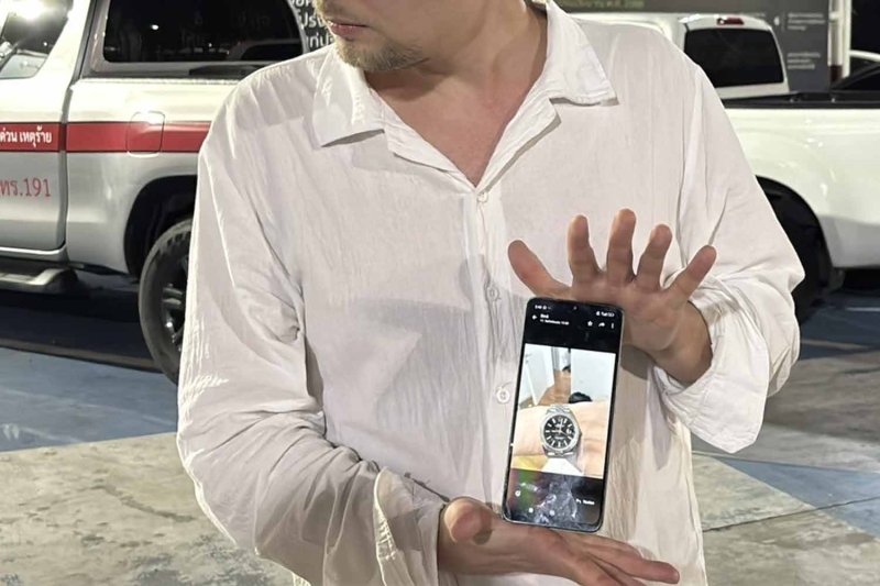 Финн потерял часы B700K после ночи с двумя женщинами