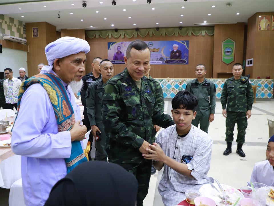 Четвертый командующий армией проводит Рамаданский Ифтар в Яле для укрепления общественных связей