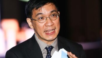 Эксперты призывают к быстрому созданию нового 'кризисного' правительства